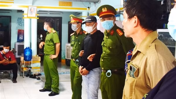 Dùng súng khống chế “con nợ”, &nbsp;lĩnh 9 năm tù ảnh 2