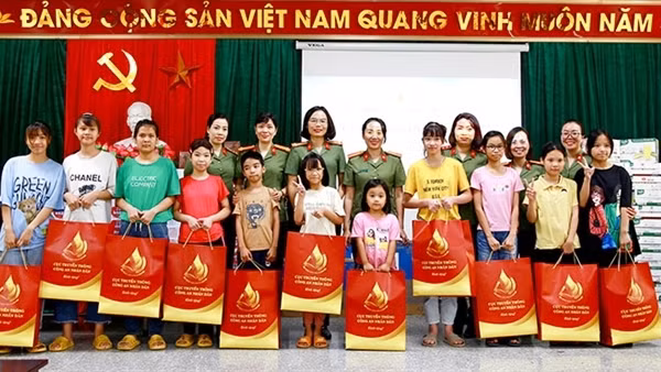 Chia sẻ yêu thương đến trẻ em kém may mắn