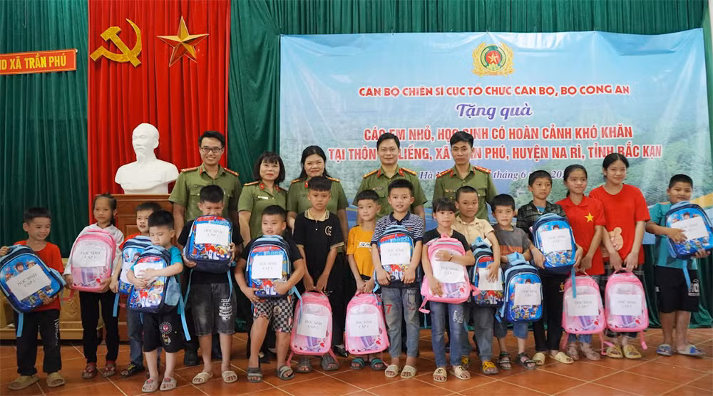 Cục Tổ chức cán bộ, Bộ Công an tặng quà tại huyện Na Rì -0