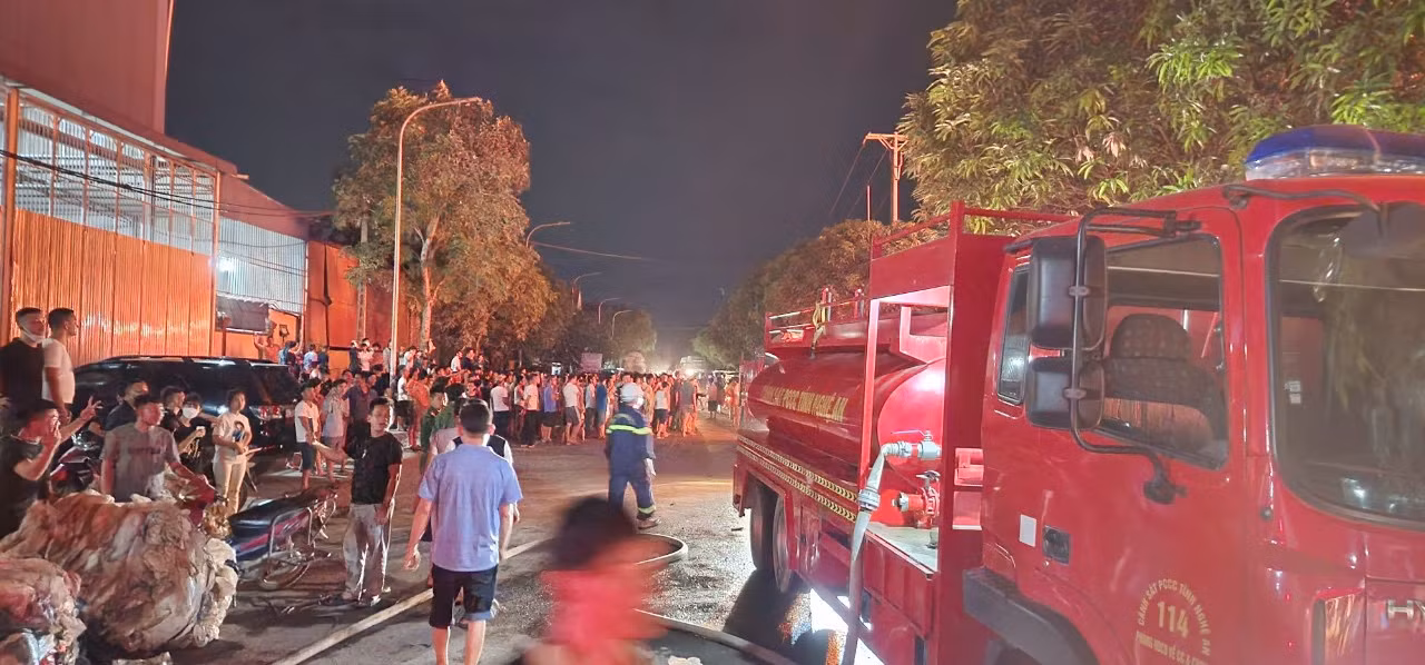 Cháy lớn tại cụm Khu công nghiệp Nghệ An -0