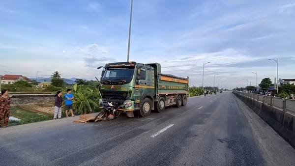 Xe máy đối đầu xe tải, 2 nữ sinh thương vong ảnh 3