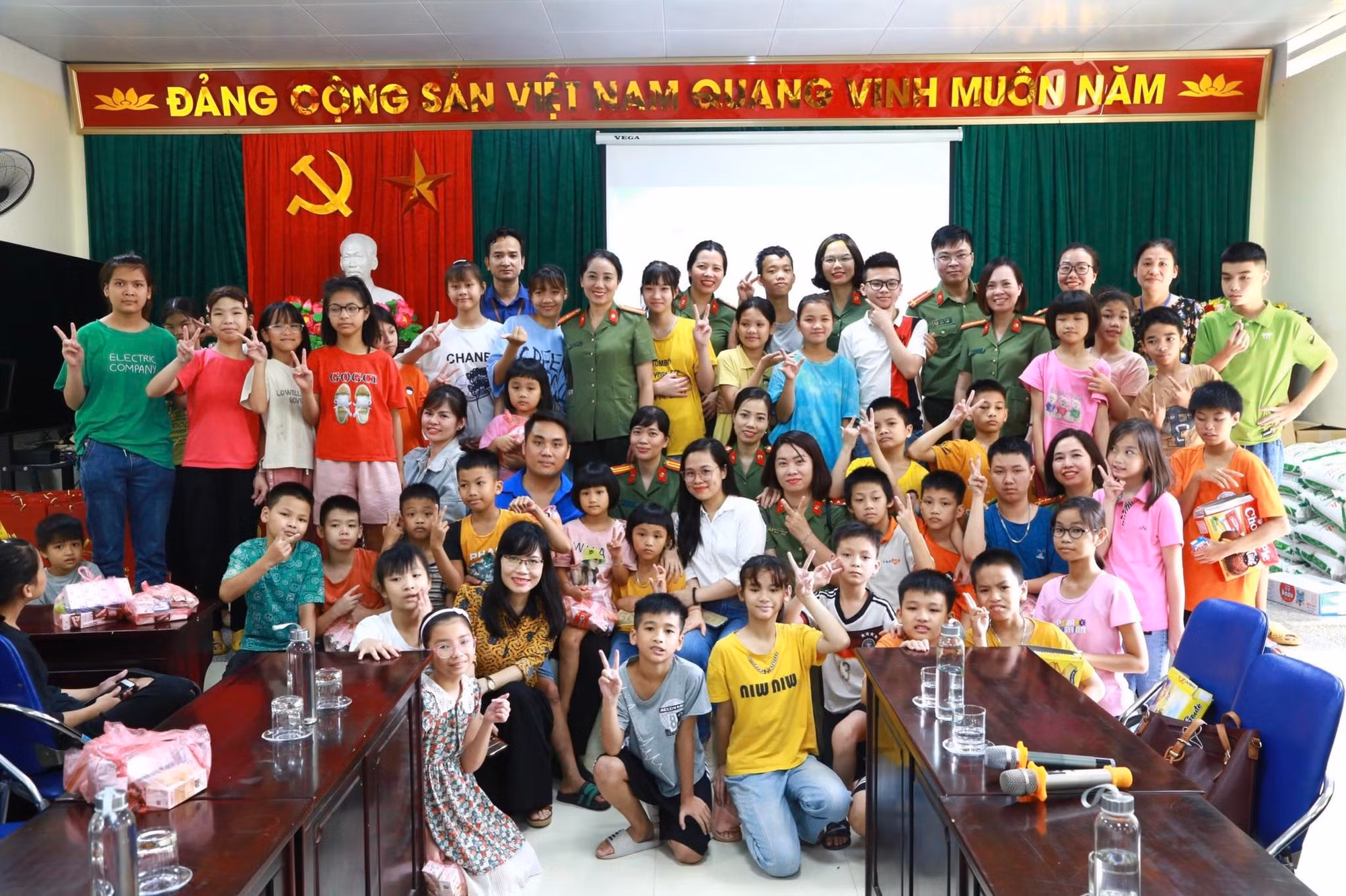 Chia sẻ yêu thương đến trẻ em kém may mắn -0