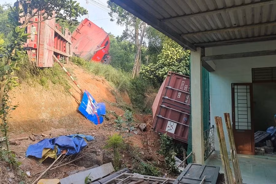 Tài xế xe container ngủ gật, “ủi” sập phòng ngủ của nhà dân -0