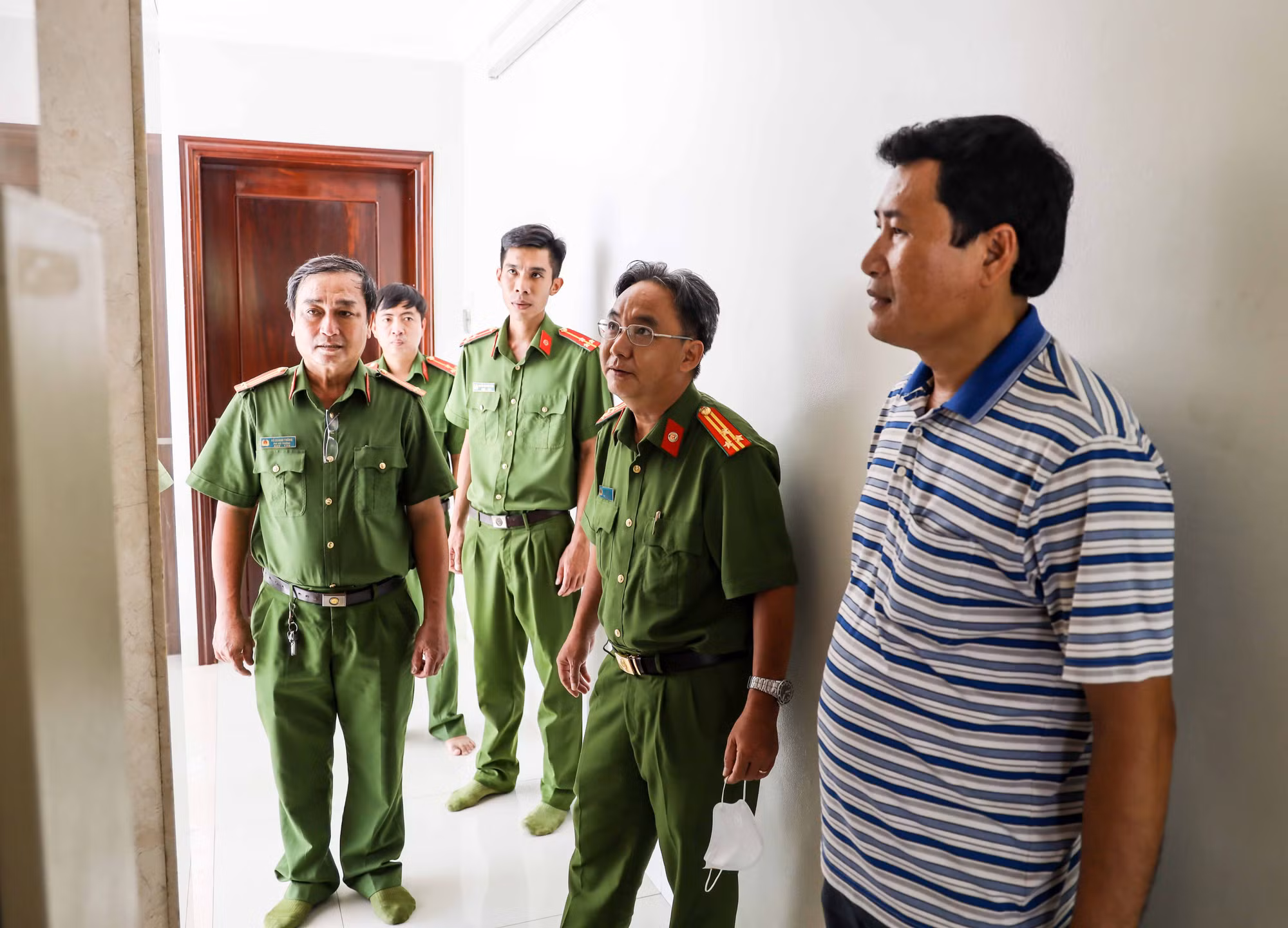 Kịp thời giải cứu 6 người bị kẹt trong thang máy -1
