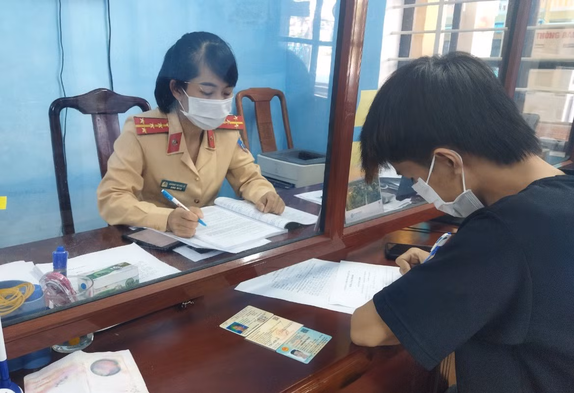 Nam thanh niên lái xe mô tô “thông chốt” đi vào hầm Hải Vân khai gì tại cơ quan Công an -0
