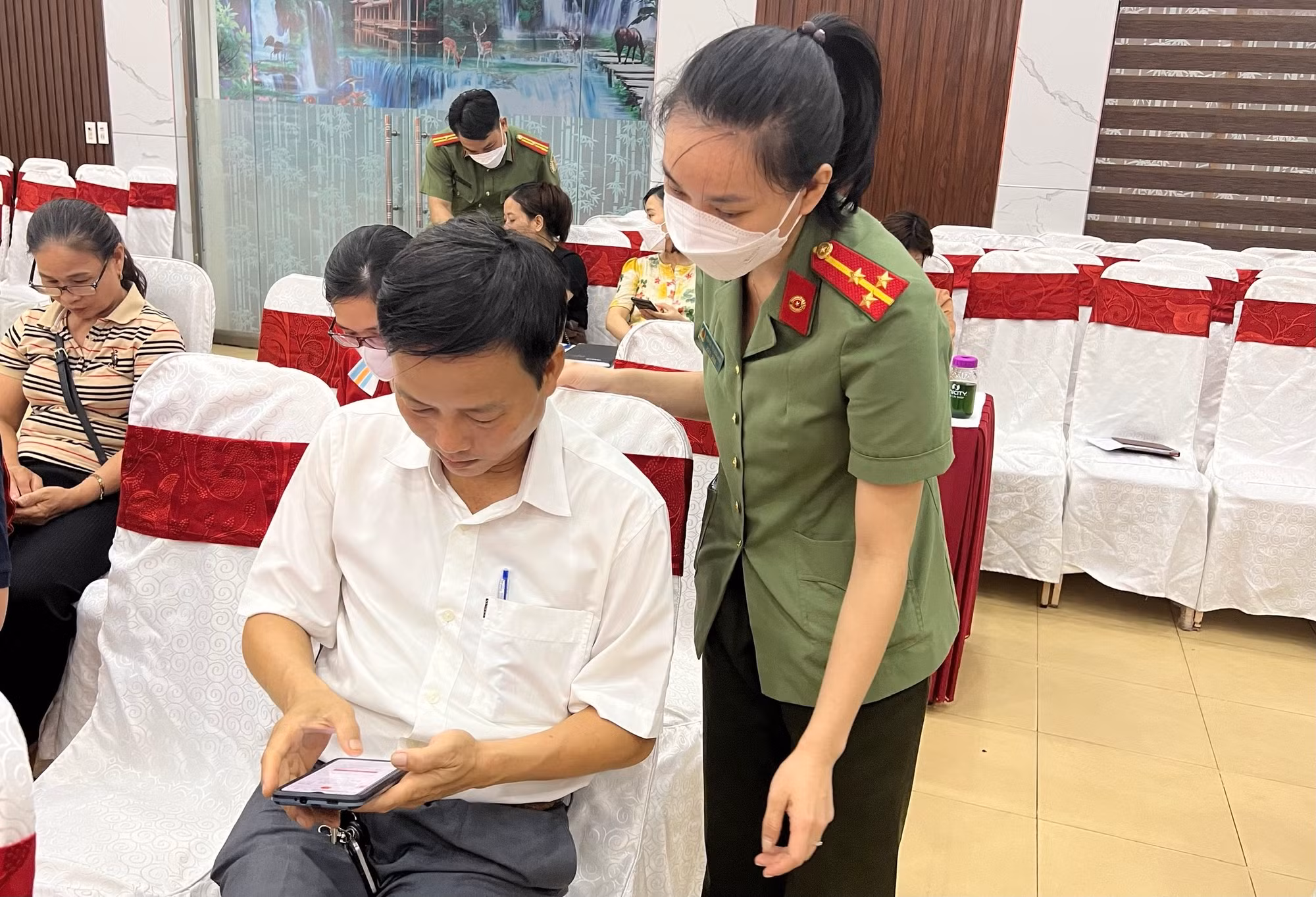 Cấp hộ chiếu phổ thông không gắn chíp theo mẫu mới cho công dân từ ngày 1/7 ảnh 2