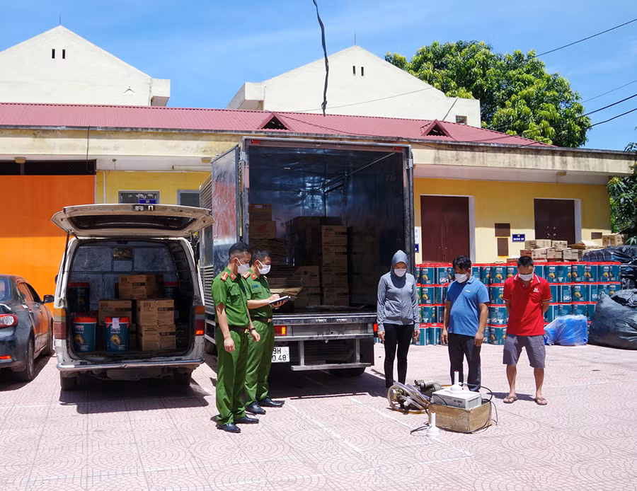 Phát hiện cơ sở sản xuất, buôn bán dầu nhớt giả quy mô lớn -0