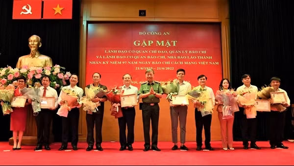Công an TP Hồ Chí Minh dâng hương Chủ tịch Hồ Chí Minh nhân Ngày Báo chí Cách mạng Việt Nam ảnh 3