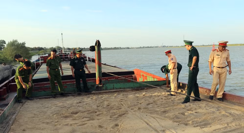 Dùng hóa đơn giả vận chuyển hàng nghìn m3 cát -0