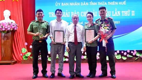 Nữ Đại úy Công an đam mê nghề báo