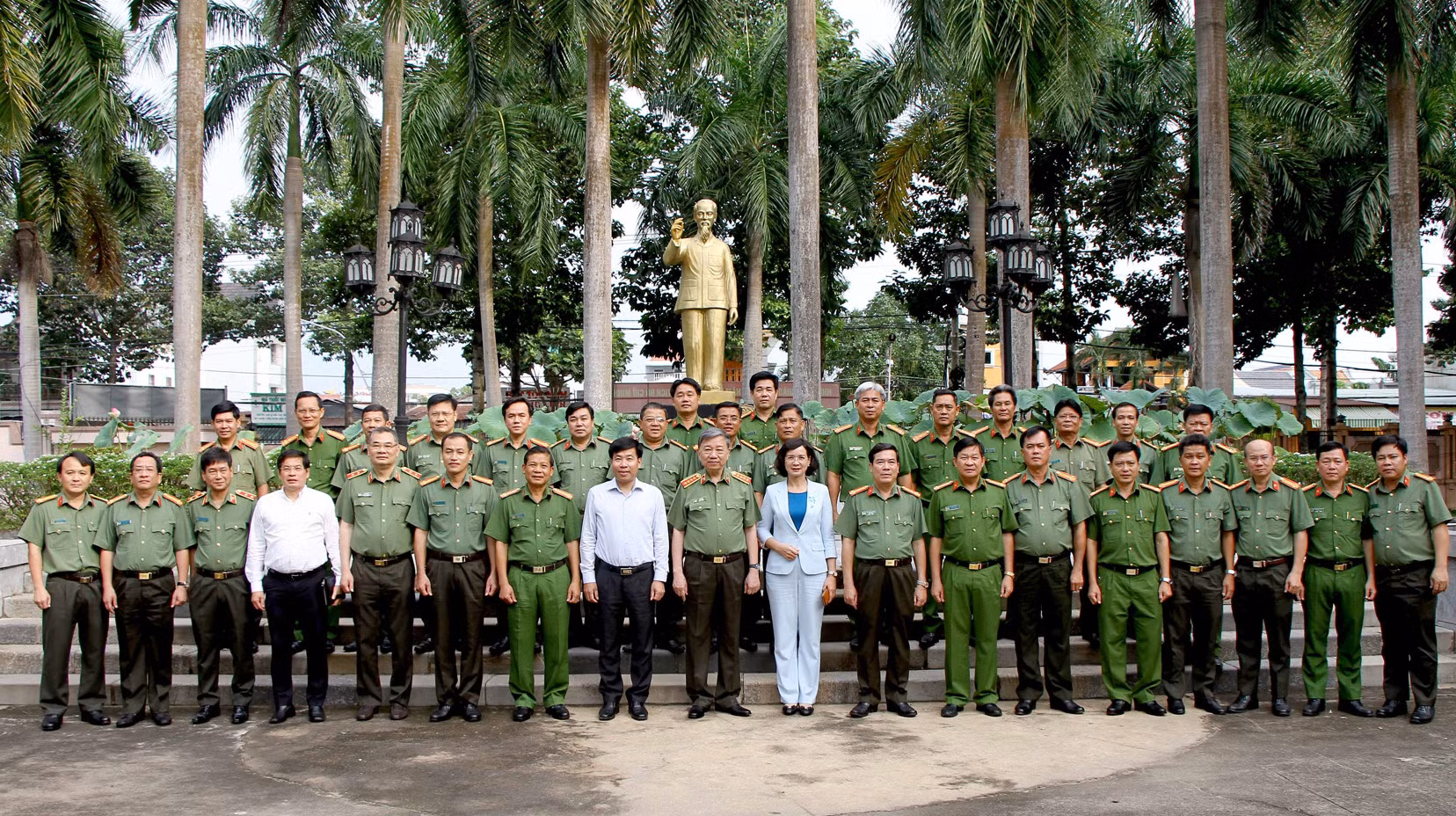 Bộ trưởng Bộ Công an đến thăm và làm việc tai Công an tỉnh Bình Phước -0