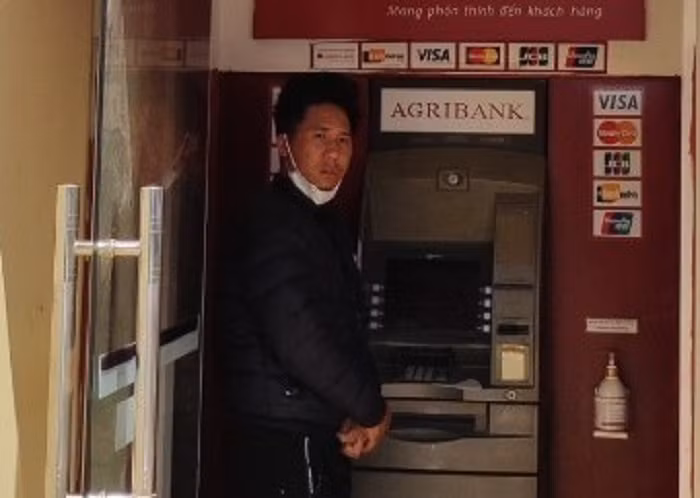 Dùng dao khống chế nạn nhân, cướp tiền ngay trụ ATM -0