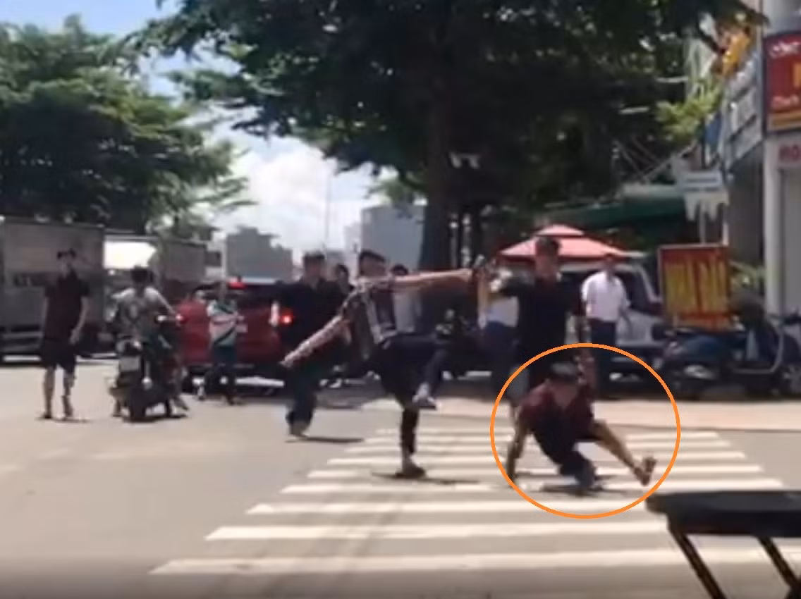 Cầm hung khí, bình xịt hơi cay &nbsp;tấn công 2 người bị thương sau va chạm giao thông -0