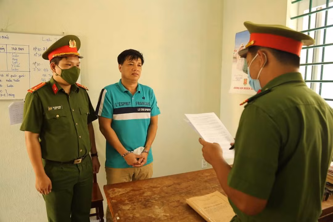 Bắt tạm giam Giám đốc doanh nghiệp đánh Kiểm sát viên trên đường phố -0