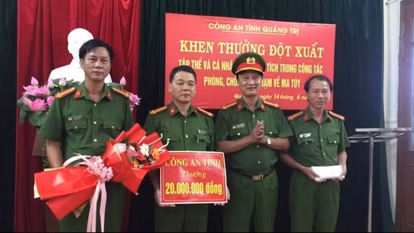 Trao thưởng đơn vị có thành tích bắt giữ hơn 14.000 viên ma túy tổng hợp