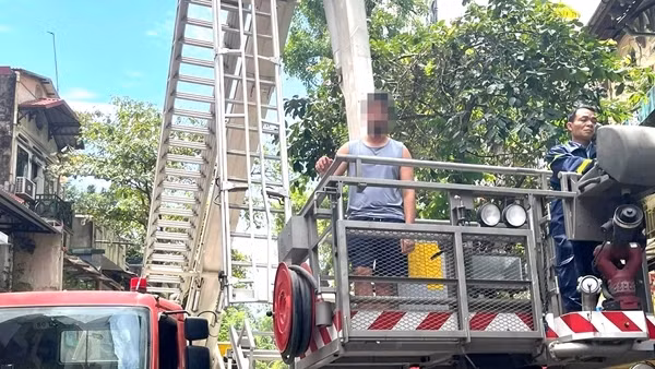 Cứu 2 ông cháu thoát khỏi đám cháy lúc rạng sáng ảnh 2
