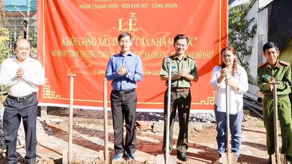 Thăm khám, cấp thuốc, tặng quà người dân khó khăn ảnh 6