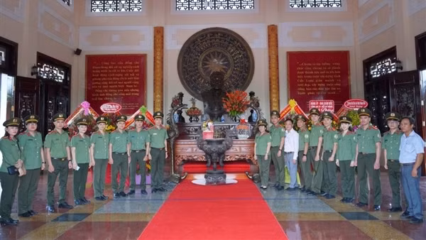 Công an cửa khẩu Cảng hàng không quốc tế Tân Sơn Nhất về nguồn