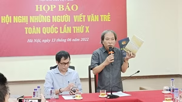 Nhà văn trẻ đồng hành cùng thời cuộc ảnh 5
