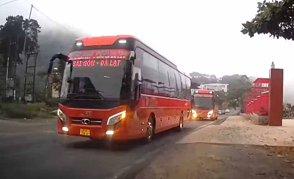 Vượt ẩu, 3 tài xế xe khách Phương Trang bị mời lên làm việc -0