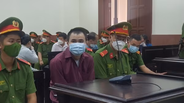 Osin dỗ bé nín khóc bằng chiêu cột chân, cắt băng dính bịt miệng ảnh 4