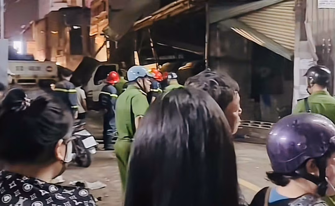 Nổ lò hơi ép kính, ít nhất 4 căn nhà bị ảnh hưởng -0