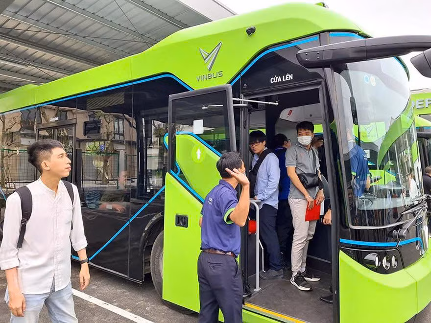 Hà Nội khai trương tuyến buýt điện miễn phí kết nối Lăng Bác - Bờ Hồ -0