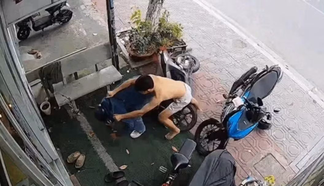 Bắt giữ đối tượng vào tiệm vàng vờ hỏi mua vàng rồi cướp giật -1