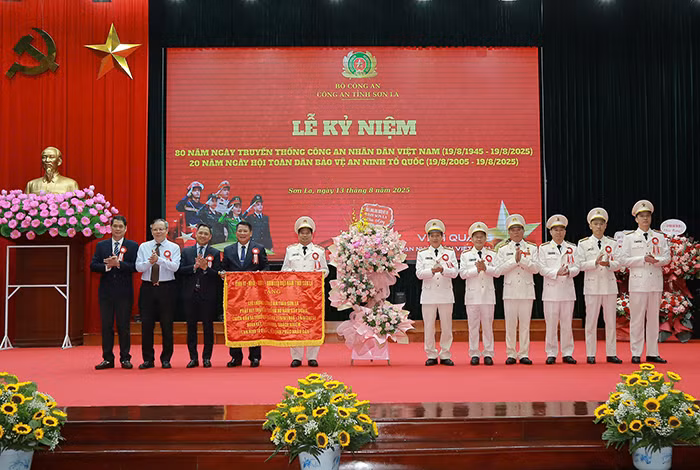 Phát huy truyền thống 80 năm xây dựng, chiến đấu và trưởng thành, đảm bảo vững chắc ANTT, phục vụ sự nghiệp phát triển kinh tế, xã hội của địa phương -0