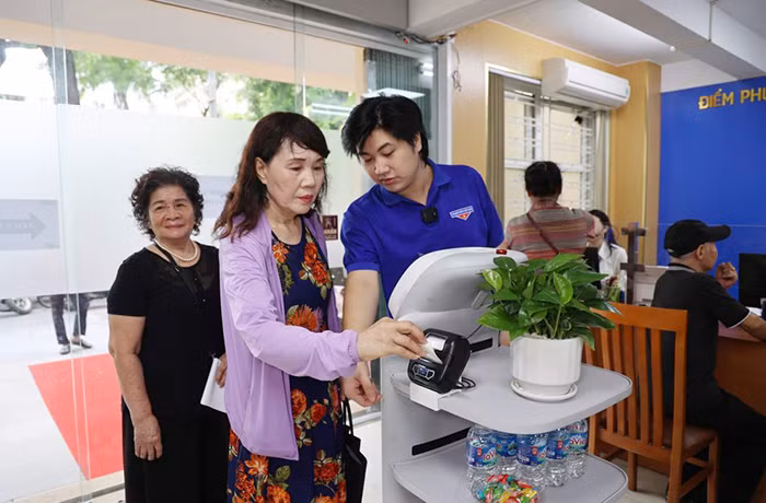 Trang 27: Công nghệ là công cụ, con người là trung tâm -0