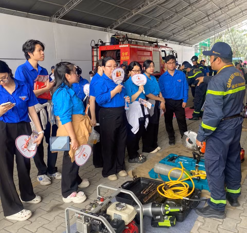 Rất đông khách đến tham quan và trải nghiệm tại Triển lãm quốc tế PCCC&CNCH -1