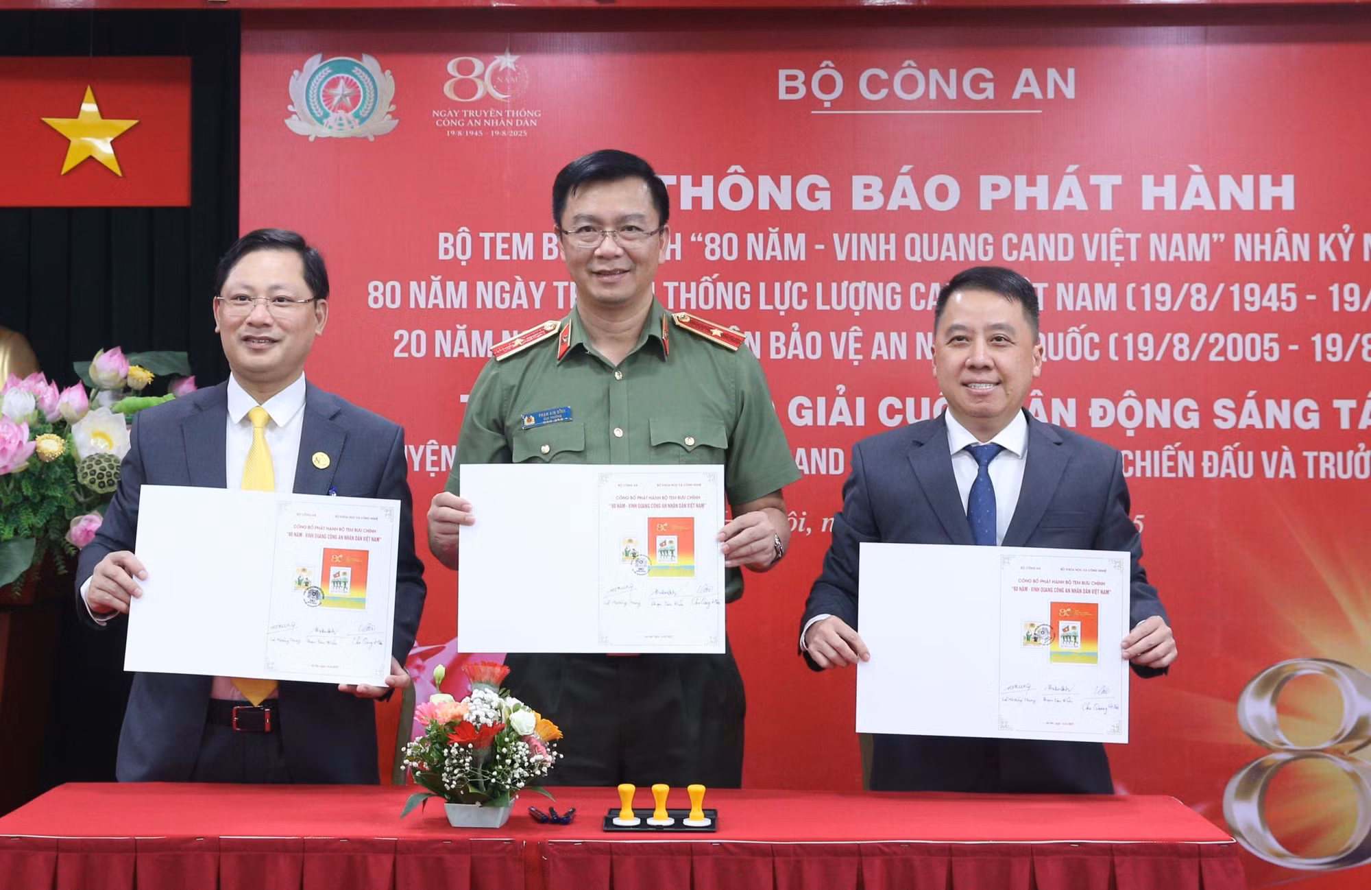 Phát hành bộ tem bưu chính chủ đề “80 năm – Vinh quang CAND Việt Nam” -0