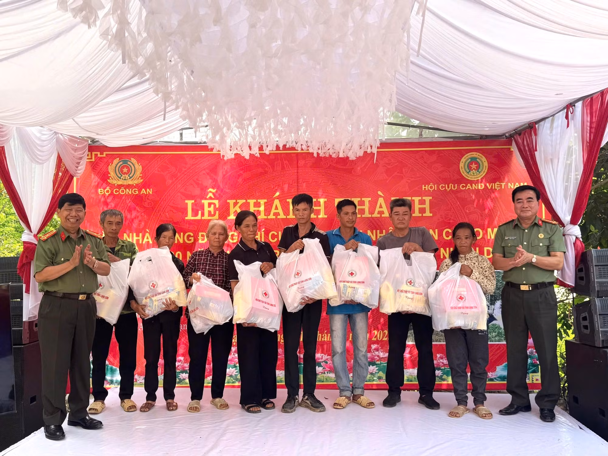 Bộ Công an trao tặng nhà cho gia đình cựu CAND Hoàng Văn Đáo có hoàn cảnh khó khăn tại xã Vũ Lăng -0
