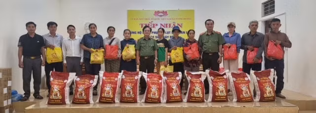 Các Tướng lĩnh và Anh hùng LLVT CAND quê hương Nghệ An hỗ trợ người dân vùng lũ -0