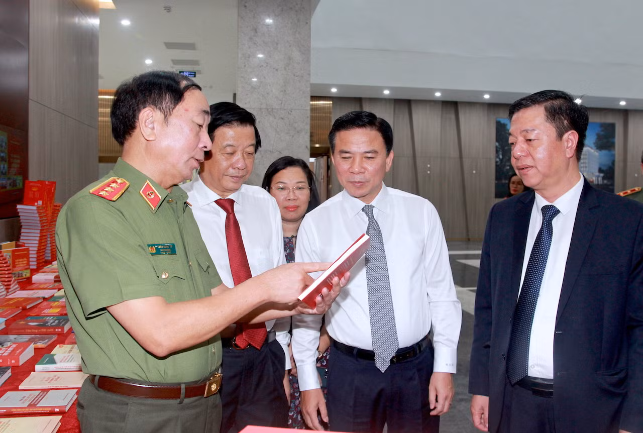 Lấy những tấm gương trong cuốn sách 
