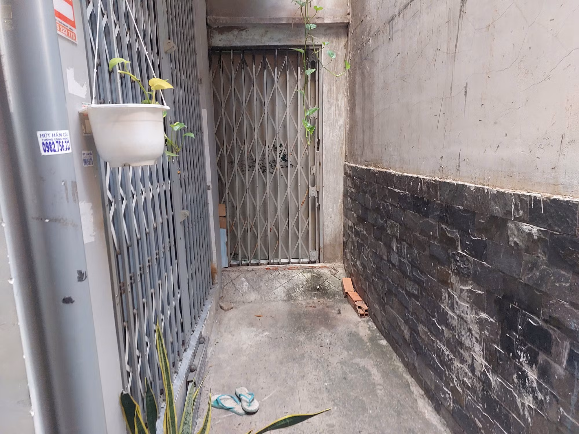 Khởi tố hai bị can trong vụ thi thể cô gái trong vali -0