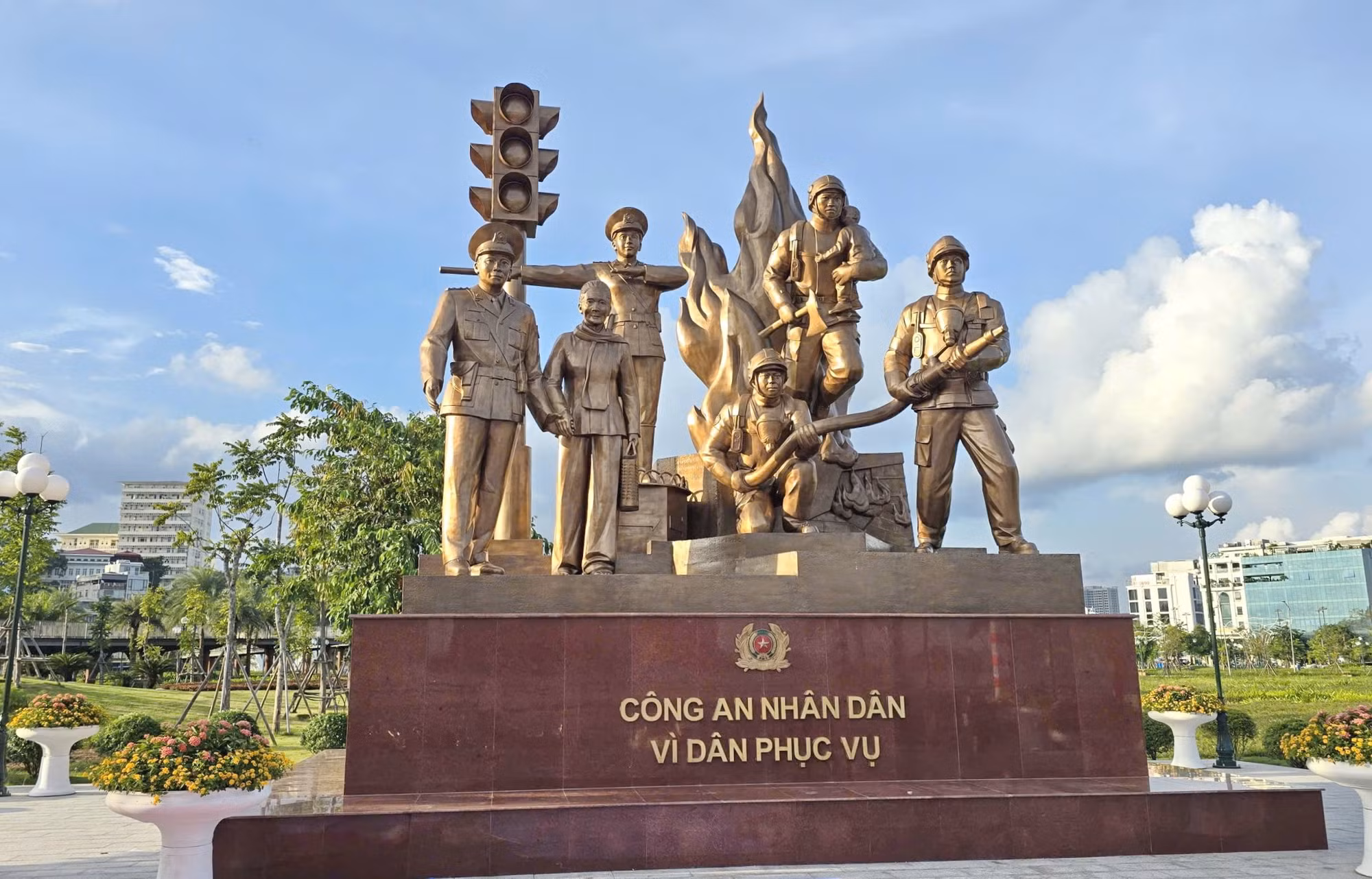 Quảng Ninh: Khánh thành Tượng đài “Công an Nhân dân vì dân phục vụ” -1
