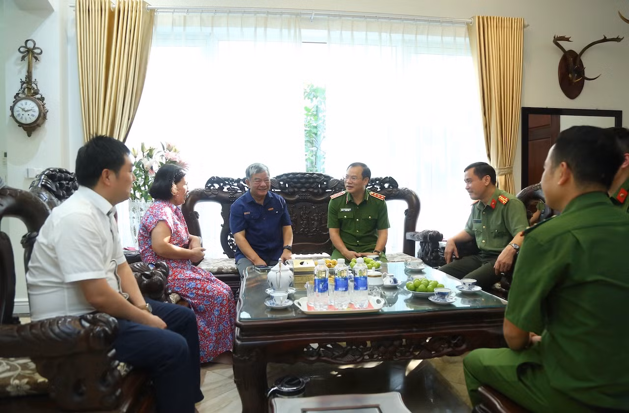 Thứ trưởng Nguyễn Văn Long tri ân, thăm hỏi thân nhân gia đình các đồng chí cố lãnh đạo Bộ Công an -0