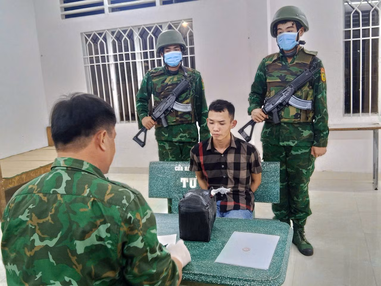 Bắt quả tang 2 đối tượng vận chuyển, tàng trữ hơn 3,7 kg ma túy -0
