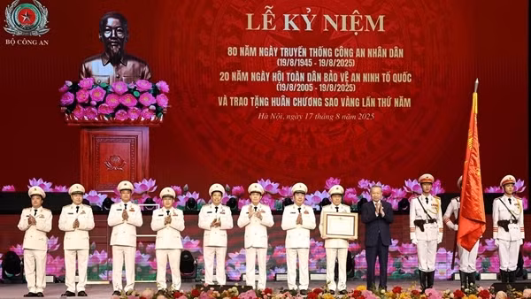 Lực lượng CAND vinh dự đón nhận Huân chương Sao Vàng lần thứ 5