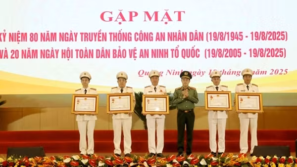 Thứ trưởng Lê Quốc Hùng dự gặp mặt kỷ niệm 80 năm Ngày truyền thống lực lượng CAND tại tỉnh Quảng Ninh