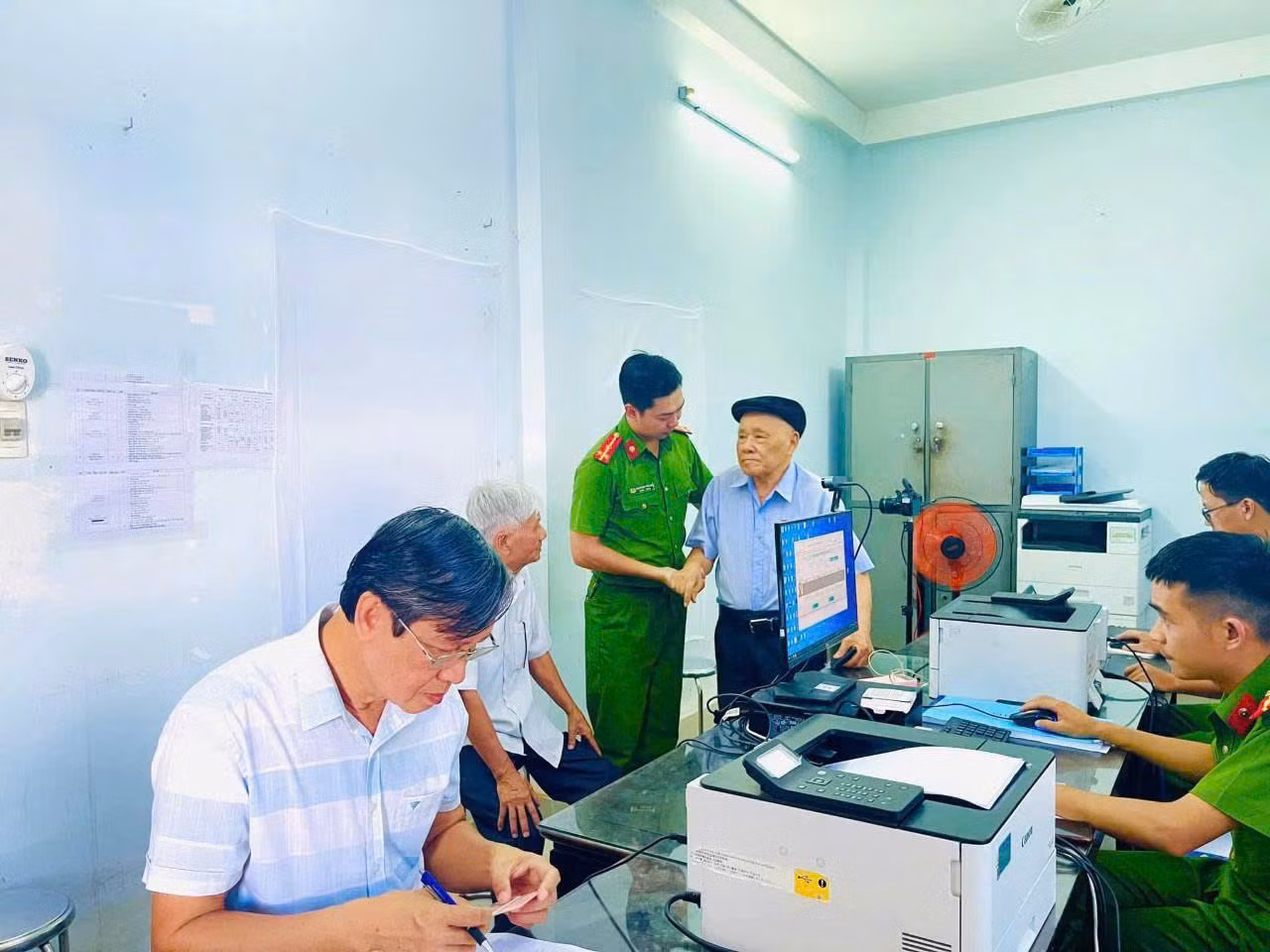 Triển khai chiến dịch cao điểm thu nhận hồ sơ cấp đổi Thẻ đảng viên -0