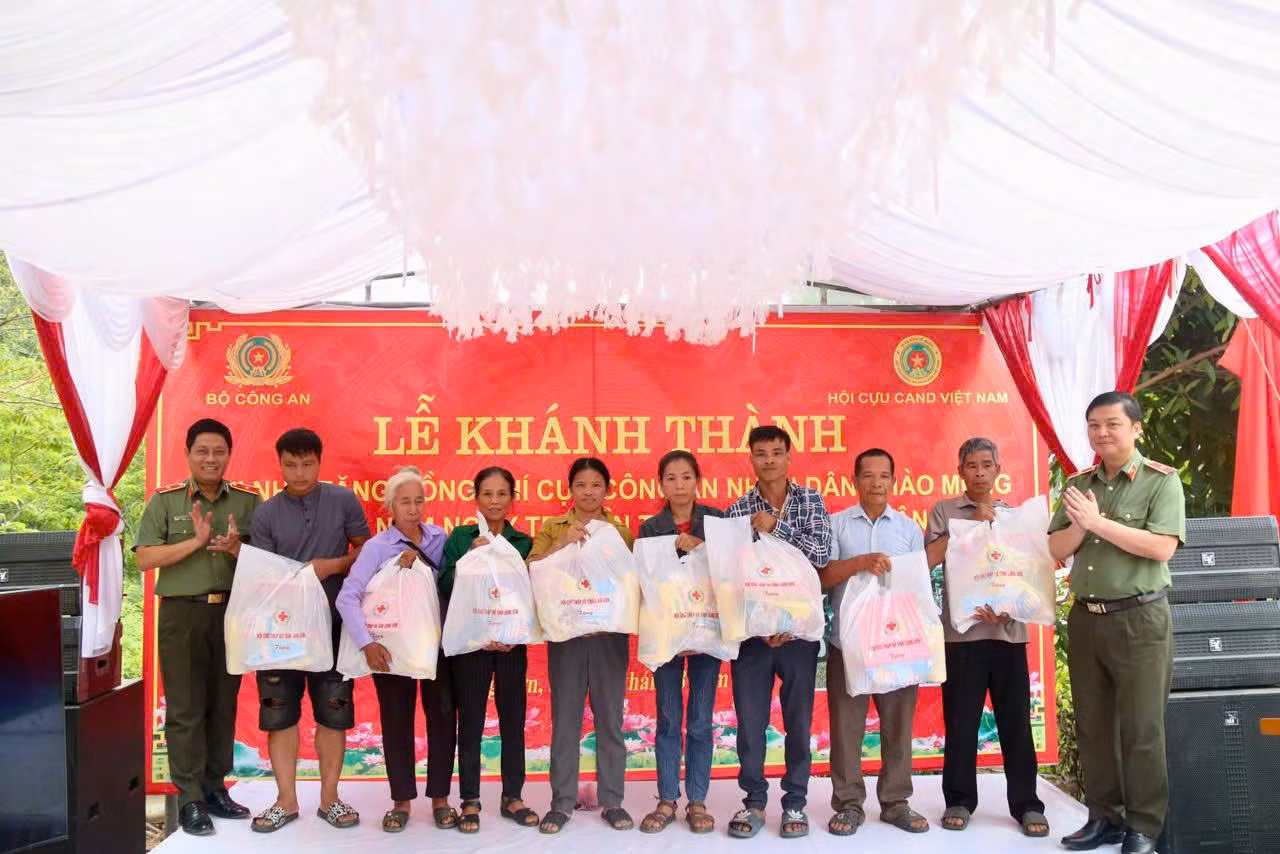 Bộ Công an trao tặng nhà cho gia đình cựu CAND Hoàng Văn Đáo có hoàn cảnh khó khăn tại xã Vũ Lăng -0