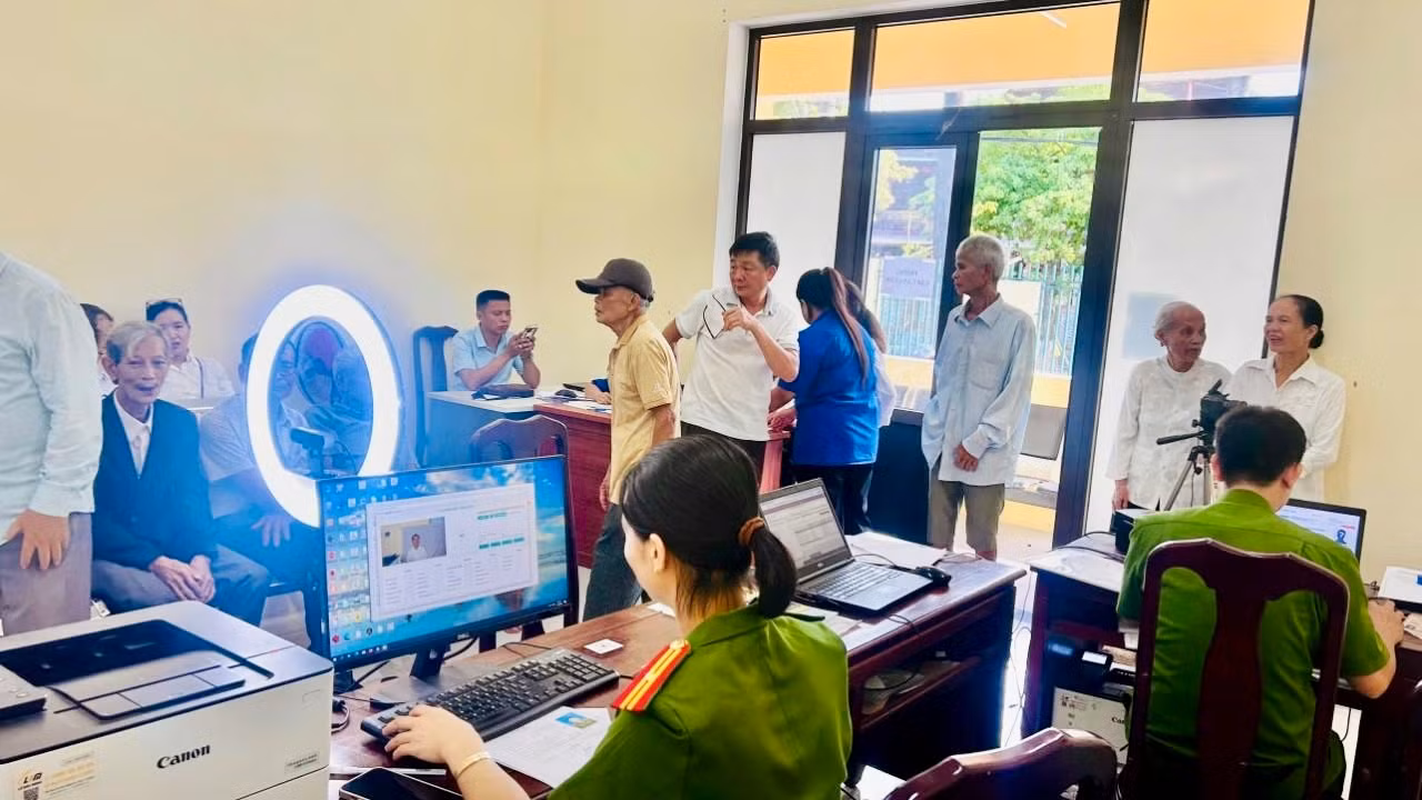 Triển khai chiến dịch cao điểm thu nhận hồ sơ cấp đổi Thẻ đảng viên -0