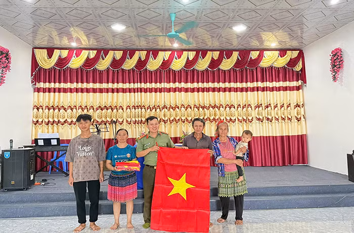 Công an xã Văn Bàn trao tặng 93 Cờ Tổ quốc cho các điểm nhóm đạo Tin lành -0