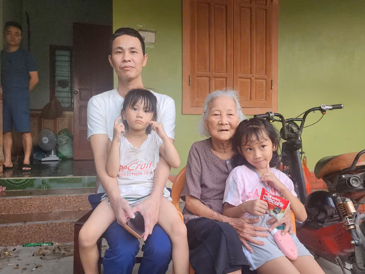 Người đàn ông nuôi gà lôi trắng lĩnh 6 năm tù được tạm về nhà chờ xét xử lại -0
