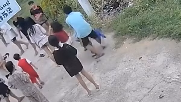 Điều tra làm rõ vụ bé gái 12 tuổi bị nhóm bạn đánh hội đồng