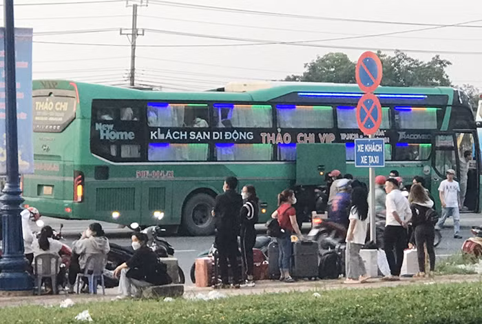 Bài 1: Ngang nhiên “gom” khách ngay tại nơi có biển cấm -0