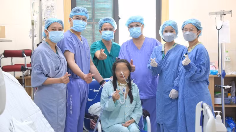 Lần đầu tiên Việt Nam ghép thành công đồng thời tim - phổi cho người bệnh suy đa tạng -0