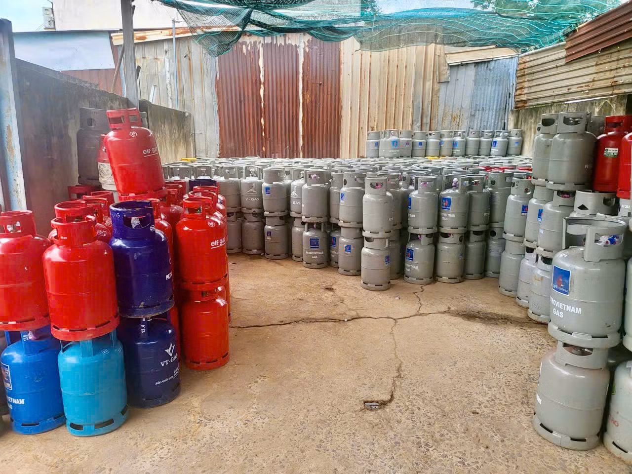 Triệt phá xưởng sang triết gas lậu quy mô lớn, thu lợi bất chính hơn nửa tỷ đồng -1